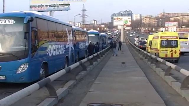 Пять автобусов с детьми столкнулись друг с другом на Некрасовском путепроводе смотреть онлайн