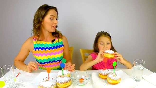 Таракан в Пончике ЧЕЛЛЕНДЖ Донатс с ЗУБНОЙ ПАСТОЙ Васаби и Хреном НОВЫЙ ЧЕЛЛЕНДЖ /// Вики Шоу смотреть онлайн