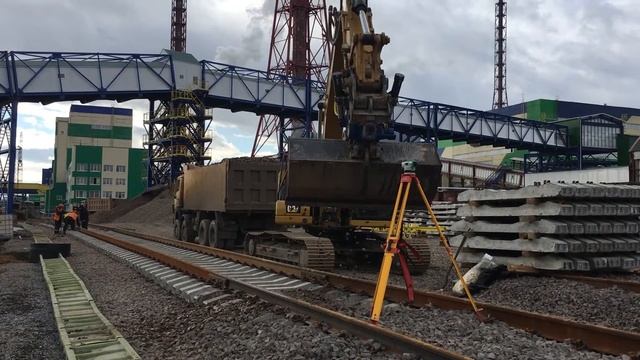 Балластировка железнодорожного пути при помощи экскаватора смотреть онлайн