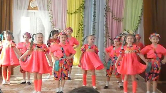 Дети танцуют танец Шалунишки смотреть онлайн