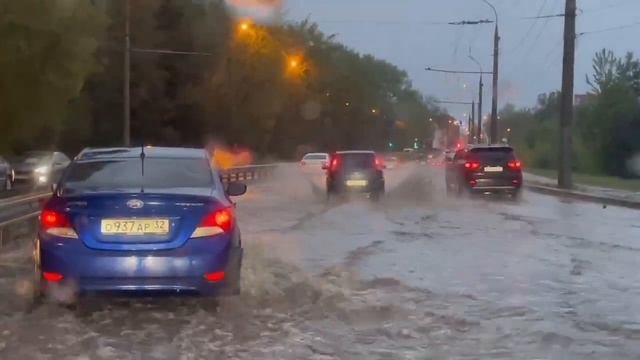 Улица Калинина в Брянске ушла под воду после дождя смотреть онлайн