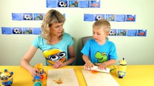 Видео для детей малыш Даник и мама играют с миньонами в Play Doh и Kinder Surprise