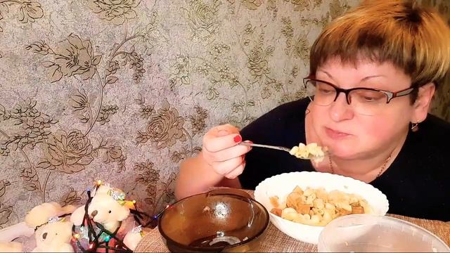 Пожрем?/Мукбанг/все надо доедать/Макароны с мясом и гриьы/обжор и разговоры на камеру/Mukbang