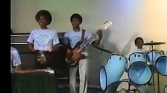 Bishop Henry Porter & Henry Porter II - playing drums.avi смотреть онлайн
