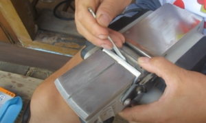 Замена ножей на электрическом рубанке ЗУБР ЗР 950-82