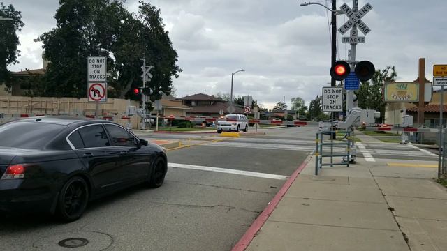 Amtrak Surfliner 147 crosses Almond Avenue, Orange CA смотреть онлайн
