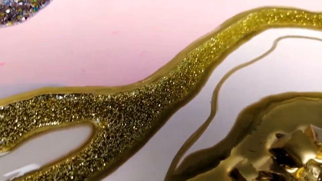 Розовый Geode из эпоксидной смолы, камней, зеркальной крошки и глиттера смотреть онлайн