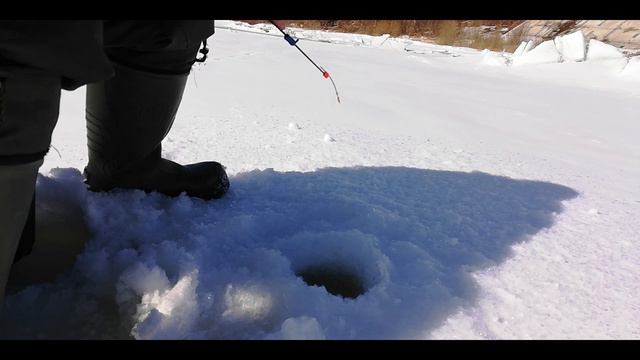 Окунь на мормышку.Хорошая погода и отличное настроение. смотреть онлайн