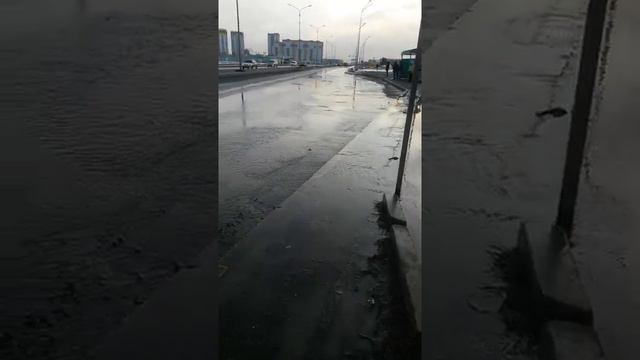 Огромный ручей, как река течёт около ТД Глобал Сити первого апреля 2022 года - весна в Караганде! смотреть онлайн