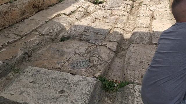 Entering Antalya Old Town City Kaleici through Hadrian's Gate - Turkey - June 2022 смотреть онлайн
