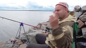 Рыбалка с дамбы на Финском заливе на фидер