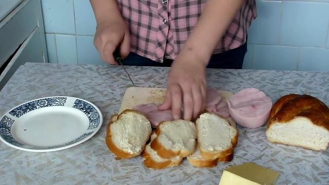 Простые рецепты. Горячие бутерброды с сыром и колбасой в микроволновке. #горячиебутерброды смотреть онлайн