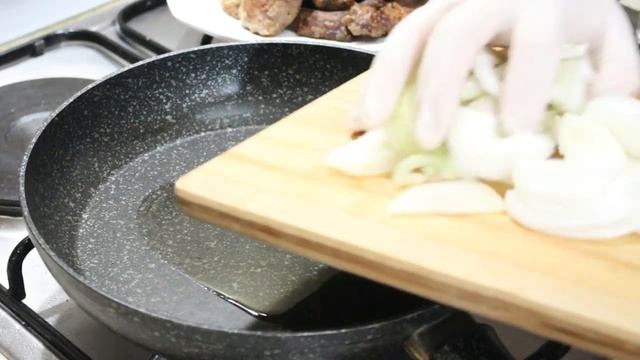 УЖИН ЗА 100 РУБ / ЖАРЕННАЯ ПЕЧЕНКА С ЛУКОМ И СМЕТАНОЙ / AY COOK смотреть онлайн