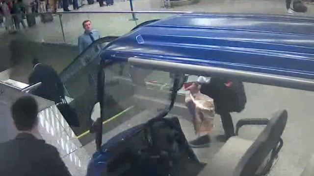 Прикол в аэропорту Внуково с водителем электро мобиля. смотреть онлайн