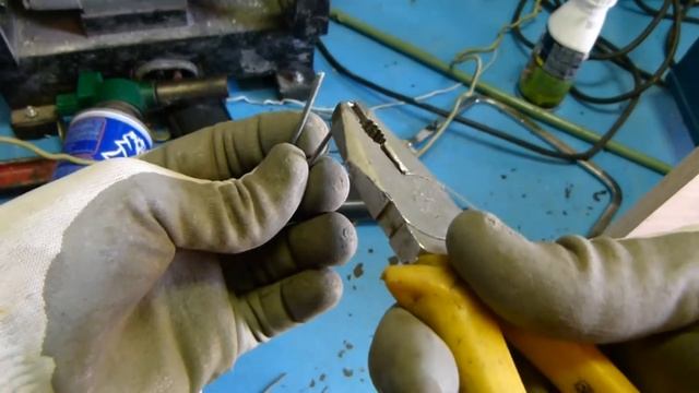 Как сделать держатели на шпалере для летней малины?