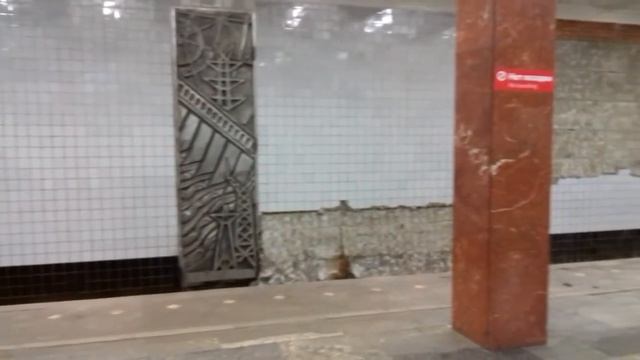 Станция метро Каширская. Обдирают путевые стены со стороны бывш. Каховской линии смотреть онлайн