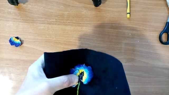 Объемная вышивка анютиных глазок. Часть2. Volumetric embroidery of pansies. Part 2 смотреть онлайн