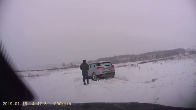 Geely Atlas выезжает из снежной западни смотреть онлайн