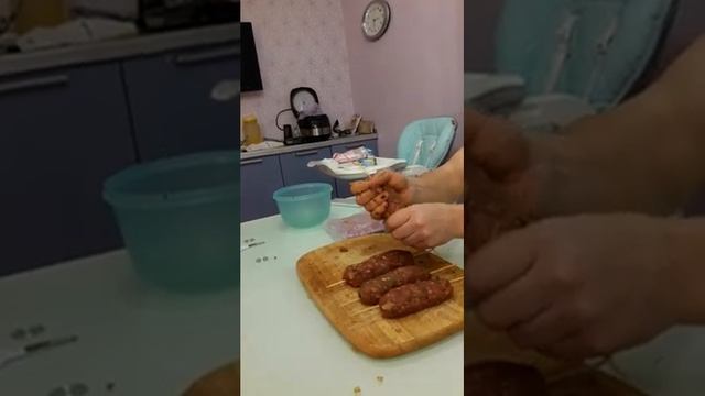 Люля кебаб фарш лепим на шпажки и готовим в аэрогриле