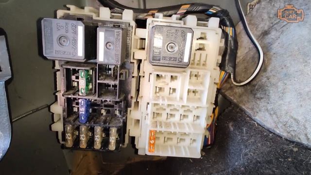 FORD S-MAX [2006-2015] OBD2 Diagnostic Port, Fuses Box Location and Battery Location смотреть онлайн