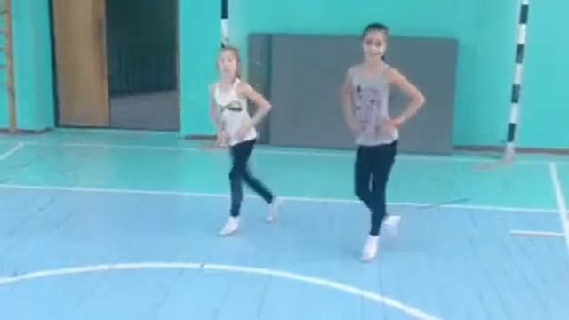 Диана и Айлина танцуют ча-ча-ча смотреть онлайн