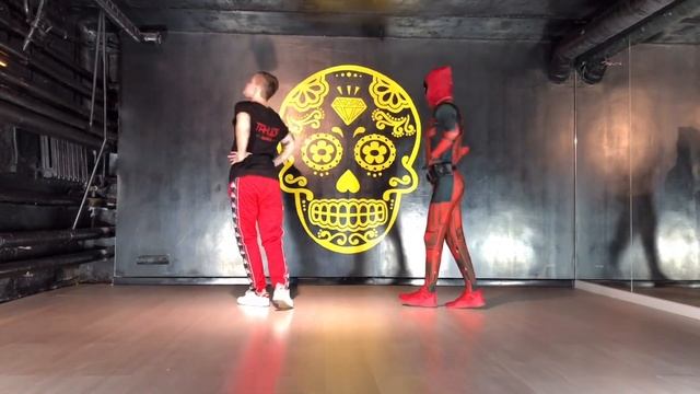 Дэдпул танцует Вог с Максом VooDoo под Мортал Комбат (Deadpool dancing vogue ) смотреть онлайн