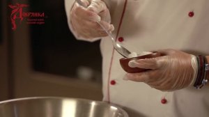 Максим Сырников готовит настоящие русские сырники!