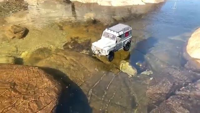 Land Rover Defender едет по прозрачному льду реки смотреть онлайн