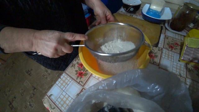 Как приготовит мамалыгу с вкусной мясной подливкой !!! смотреть онлайн