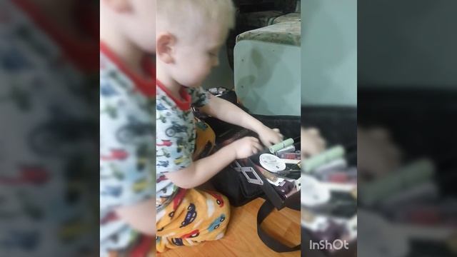 Эксперт разбирает чемодан визажиста. смотреть онлайн