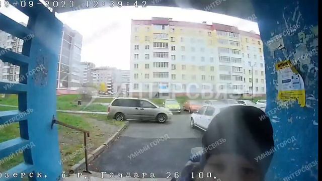Тупой школьник исцарапал камеру домофона. смотреть онлайн