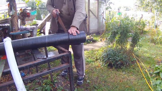 Как разрезать рубероид (стекло-изол) смотреть онлайн