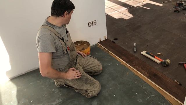 Укладка паркетной доски на стяжку 2 Этап Укладка доски прямо на стяжку с помощью клея SikaBond® 54 смотреть онлайн