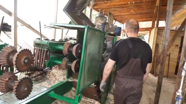 Оцилиндрованное бревно. Отбор леса и начало обработки! смотреть онлайн