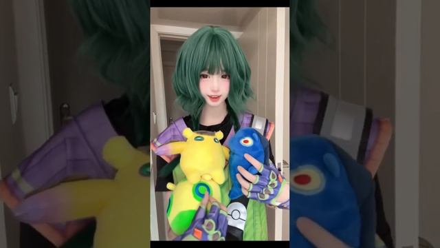 Милая азиатка с игрушками, аниме косплей смотреть онлайн