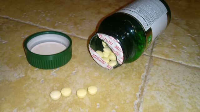 Pill Bottle Sound Effects 4 смотреть онлайн