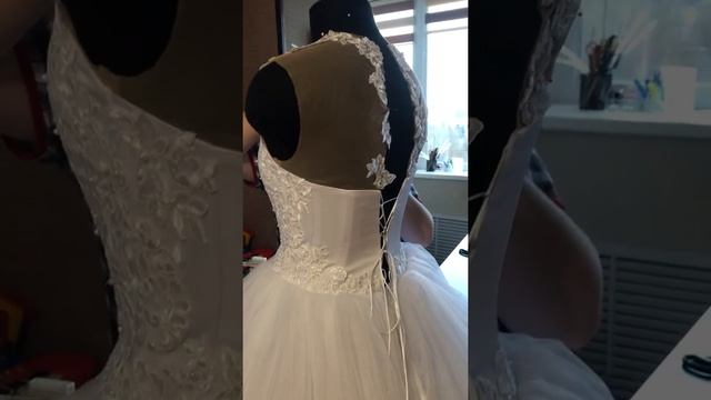 Украшение корсажа. Накалывание кружева на сетку. смотреть онлайн