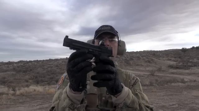 S&W Trench Warfare: Auto vs Revolver смотреть онлайн