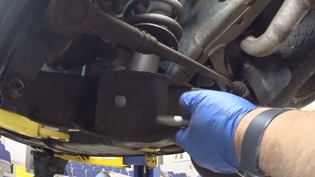 How to Replace the Left Rear Strut on a 2004 Ford Explorer 4X4 смотреть онлайн