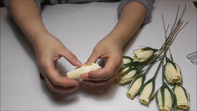 Цветок из гофрированной бумаги с конфетой. смотреть онлайн