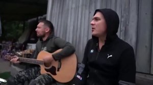 А по тёмным улицам гуляет дождь?