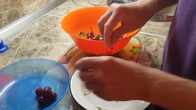 Легко,быстро достаем косточки из вишни смотреть онлайн