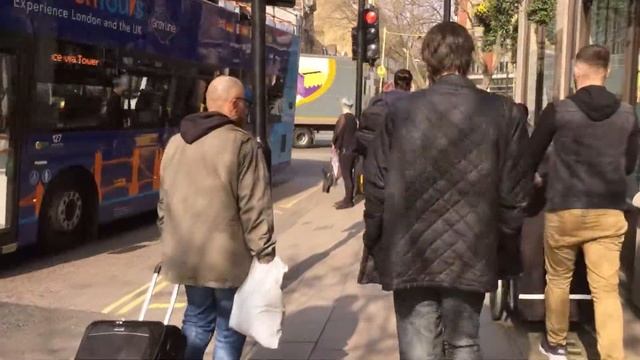LONDON WALK | Charing Cross Road from Garrick Theatre to Tottenham Court Road Station | England смотреть онлайн