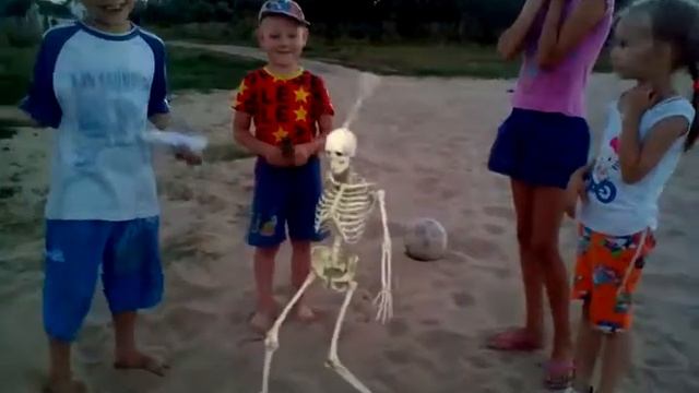 Афигеете года посмотрите ! Скелет из песка вылез и расплясывает смотреть онлайн