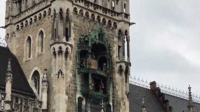 Der Rathaus-Glockenspiel at Marienplatz смотреть онлайн