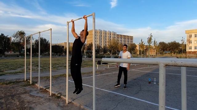 Американские подтягивания с крутым атлетом! American pull ups with a great athlete смотреть онлайн