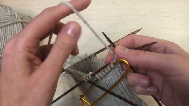 Отверстие для пальца в варежке спицами смотреть онлайн