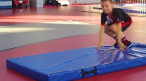 Тренировка хоккеистов в спортивном зале