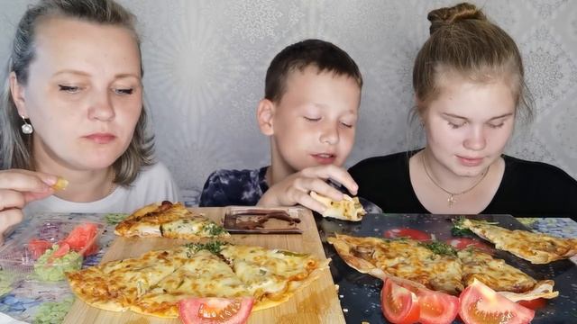 Мукбанг Пицца на традиционном Итальянском тесте?/В школе собирают деньги ?Отвечаем на ваши вопросы смотреть онлайн