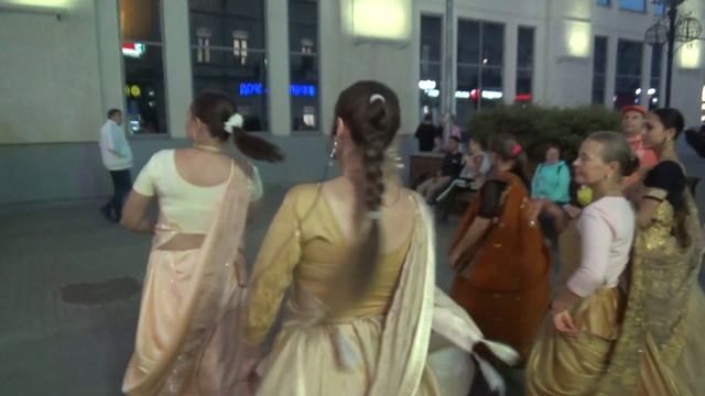 Вечерняя харинама в Екатеринбурге, 23.09.2022 Эпизод 2. येकातेरिनबर्ग में इवनिंग हरिनामा, एपिसोड 2. смотреть онлайн